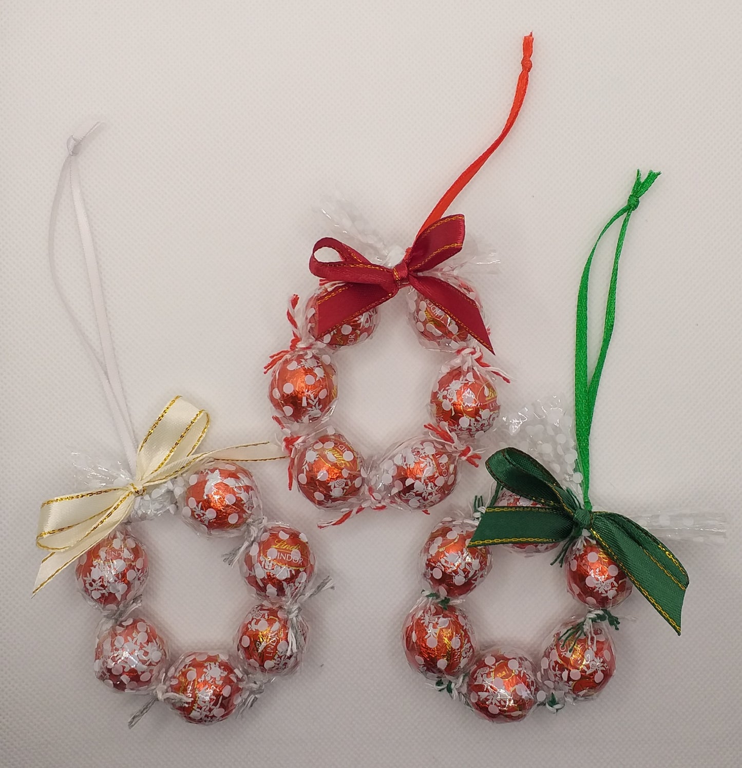 Hanging Christmas Wreaths with 6 Lindt Lindor Chocolate Mini Truffles - Choice of 3 Colours