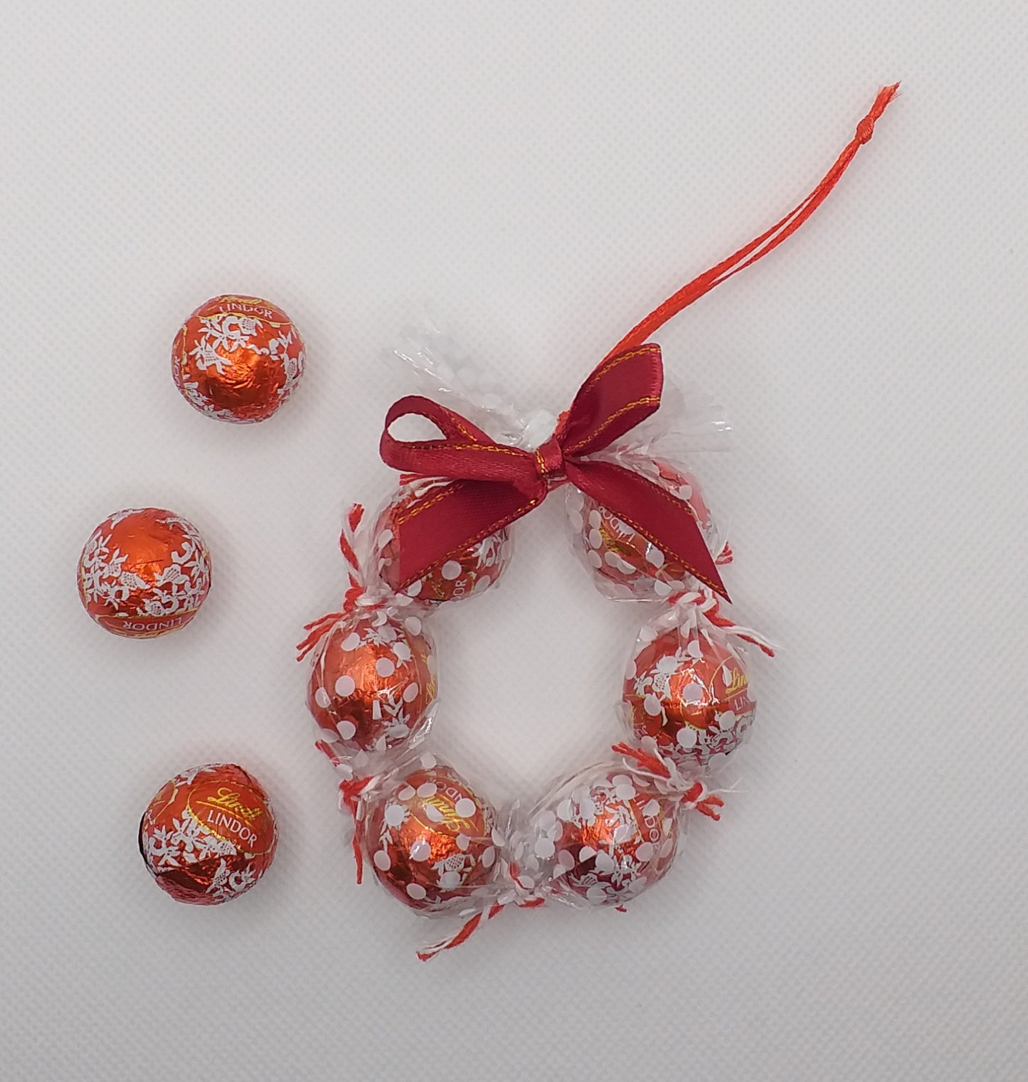 Hanging Christmas Wreaths with 6 Lindt Lindor Chocolate Mini Truffles - Choice of 3 Colours