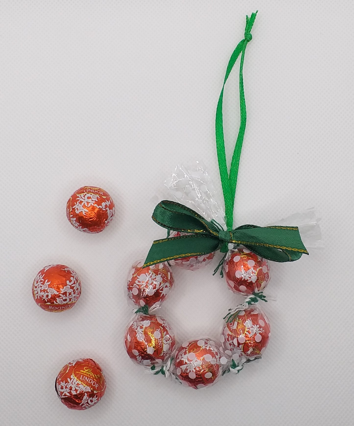 Hanging Christmas Wreaths with 6 Lindt Lindor Chocolate Mini Truffles - Choice of 3 Colours