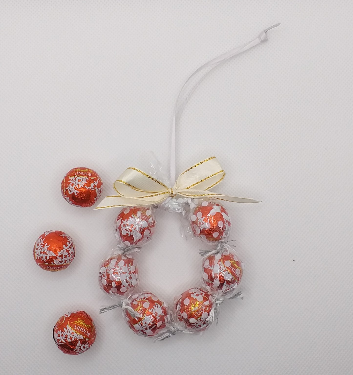 Hanging Christmas Wreaths with 6 Lindt Lindor Chocolate Mini Truffles - Choice of 3 Colours