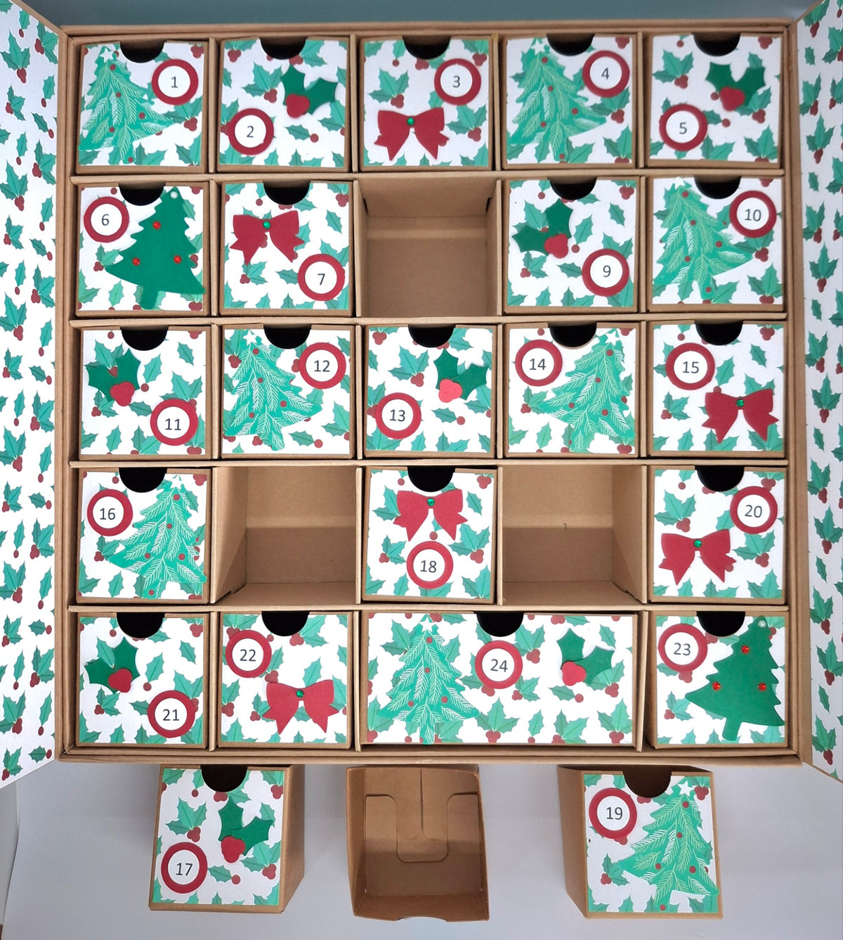 Luxury Green Christmas Tree & Holly Advent Calendar Box - 24 Individual Boxes