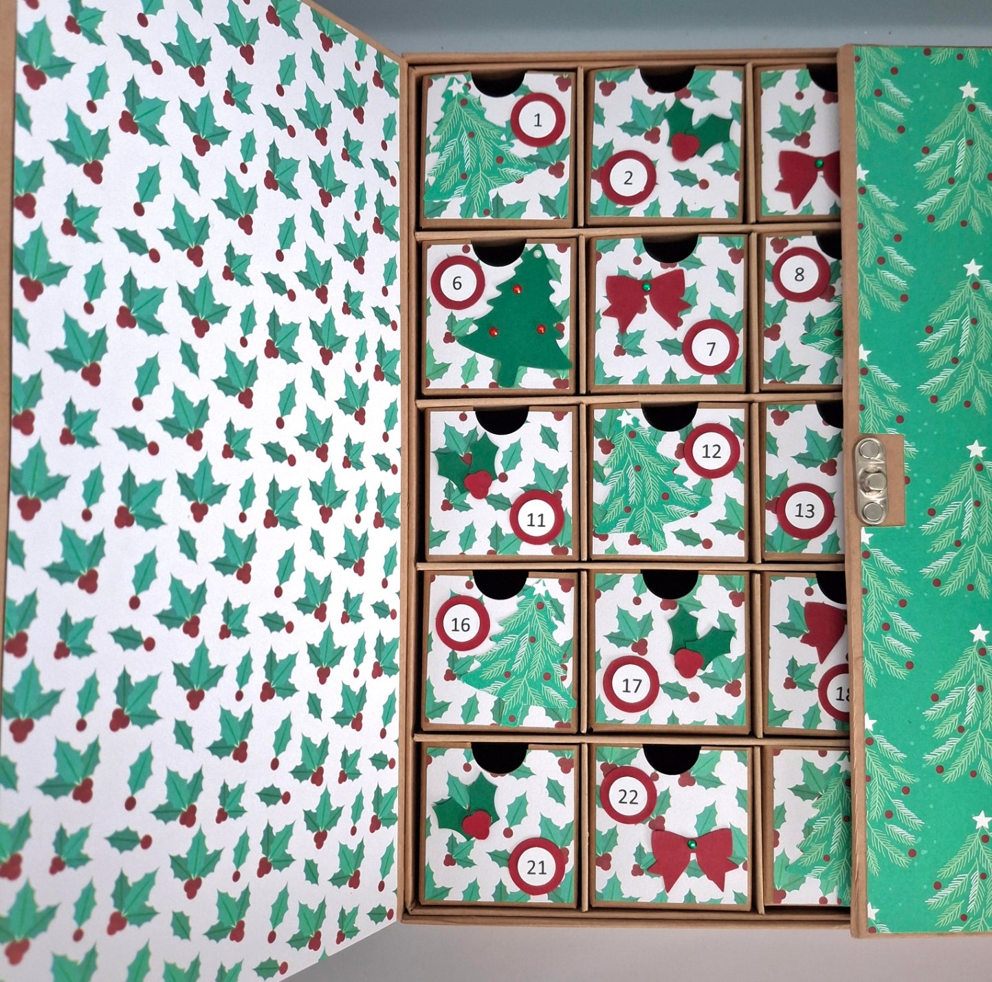 Luxury Green Christmas Tree & Holly Advent Calendar Box - 24 Individual Boxes